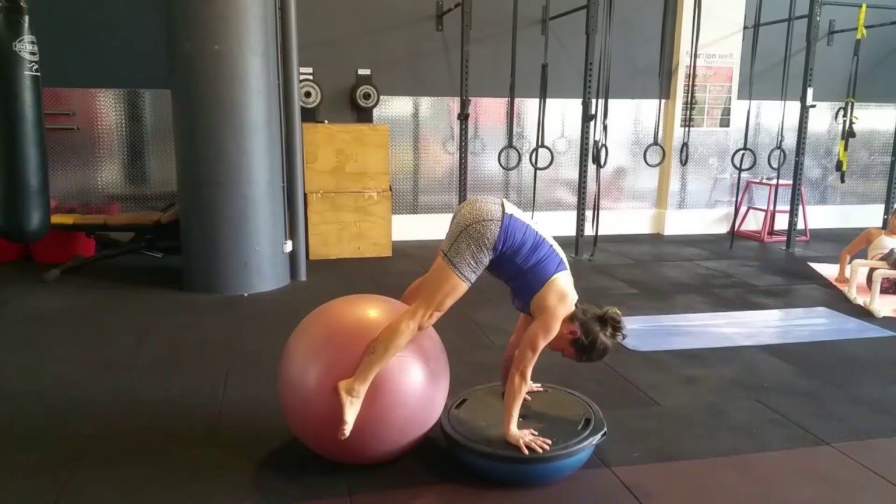 Yoga bóng với bài tập Handstand on the Ball