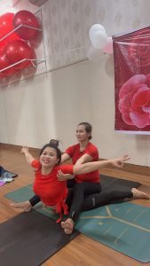 Tư thế Yoga rắn hổ mang kết hợp của học viên Maha Yoga