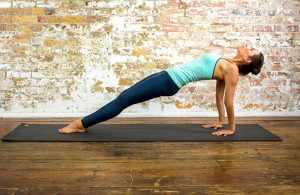 bài tập yoga giảm mỡ bụng tấm ván ngược